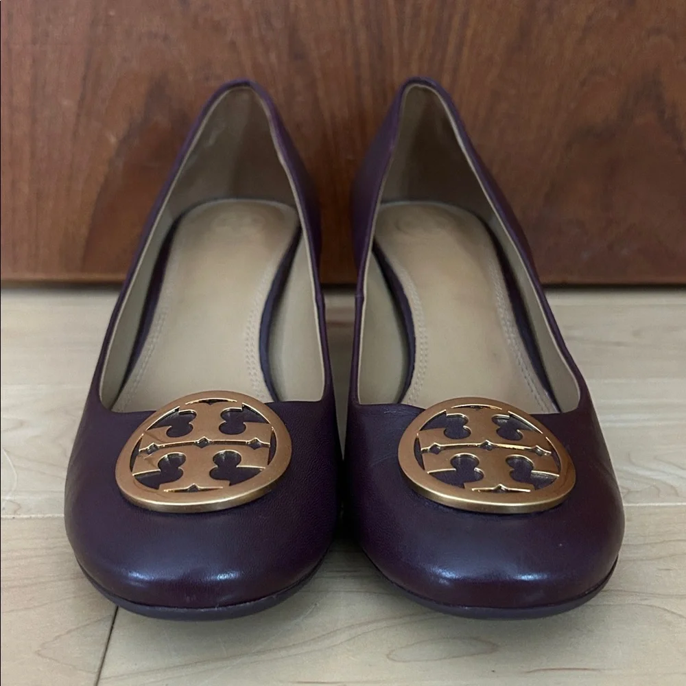 Tory Burch purple pumps with gold logo - Picture 3 of 11